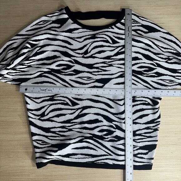 Cable & Gauge Black & White Zebra Print Knit Sweater – Women’s M Short Sleeve - Picture 6 of 8